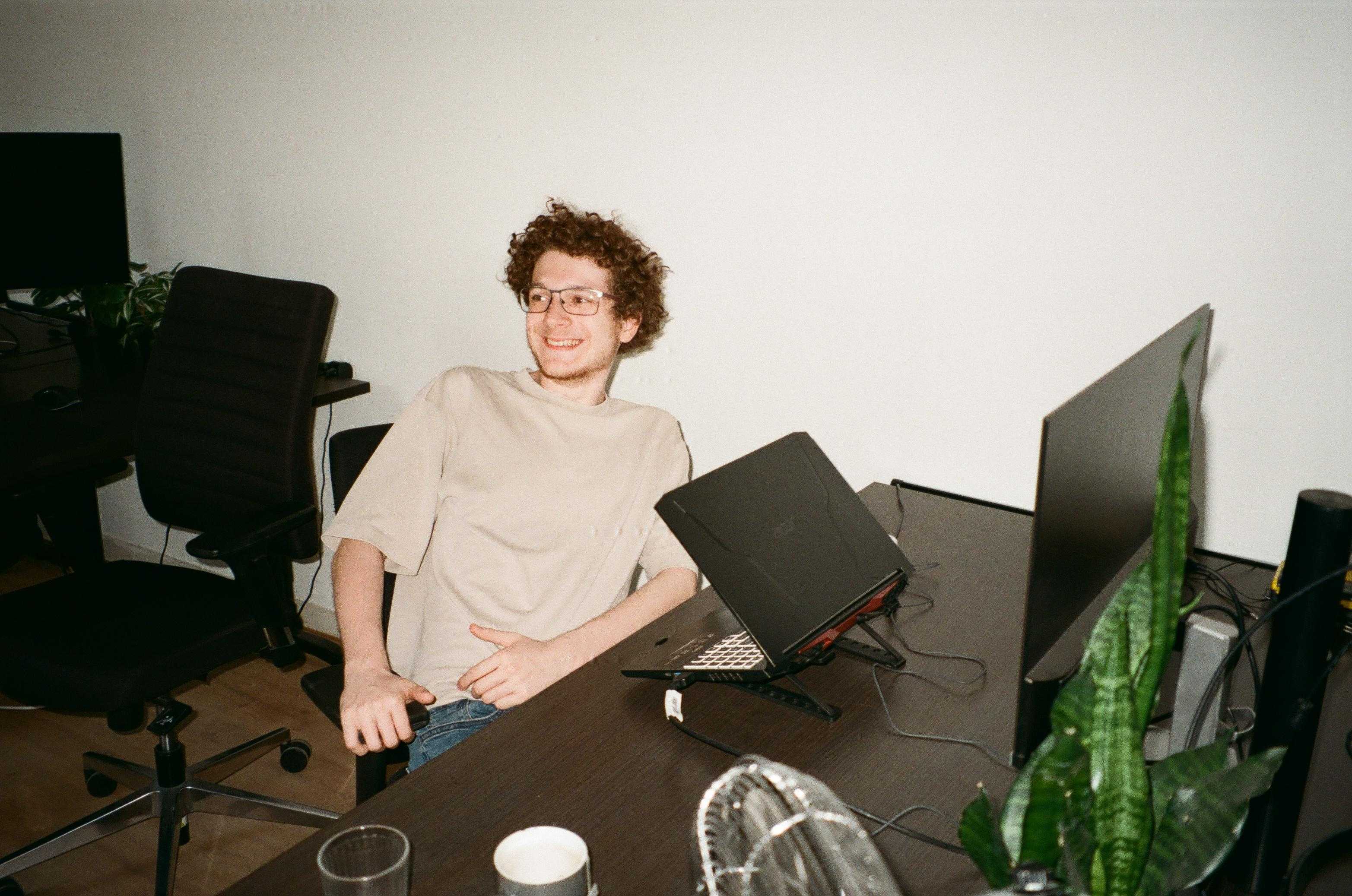 Luka aan het bureau